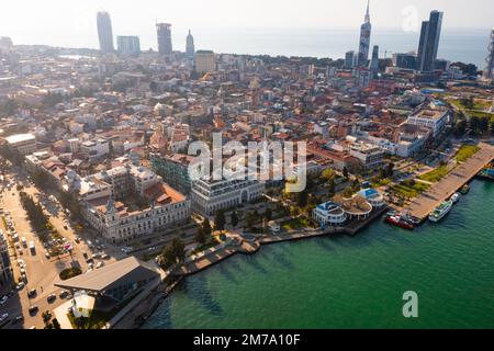 Luftaufnahme des Küstenviertels Batumi im Frühling Stockfoto