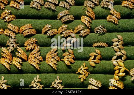 Schmuckdiamantringe werden im Schaufenster eines Luxusgeschäfts gezeigt Stockfoto