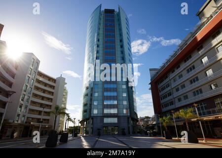 FORT-DE-FRANCE, MARTINIQUE - 20. Dezember 2022 : Business Center Pointe Simon mit dem Lumina Tower, einem 21-stöckigen Bürogebäude, einem 40-Wohnblock C. Stockfoto