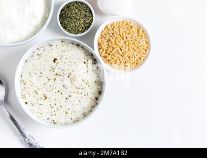 Türkische Yayla- oder Joghurt-Suppe mit Minzsoße (Tzatziki). Draufsicht. Stockfoto