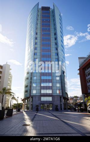 FORT-DE-FRANCE, MARTINIQUE - 20. Dezember 2022 : Business Center Pointe Simon mit dem Lumina Tower, einem 21-stöckigen Bürogebäude, einem 40-Wohnblock C. Stockfoto