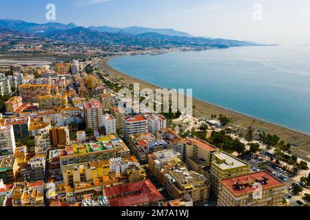Blick von der Drohne auf die spanische Stadt Torre del Mar Stockfoto