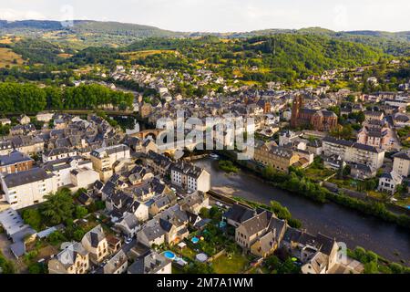 Drohnenblick auf die Sommerstadt Espalion am Lot River, Frankreich Stockfoto