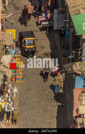 KAIRO, ÄGYPTEN - 29. JANUAR 2019: Luftaufnahme des Muizz-Straßenverkehrs in Kairo, Ägypten Stockfoto