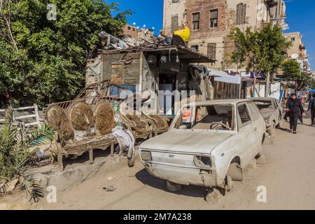 ALEXANDRIA, ÄGYPTEN - 2. FEBRUAR 2019: Zerstörte alte Autos auf einer Straße in Alexandria, Ägypten Stockfoto