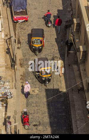 KAIRO, ÄGYPTEN - 29. JANUAR 2019: Blick aus der Vogelperspektive auf die Muizz Street in Kairo, Ägypten Stockfoto