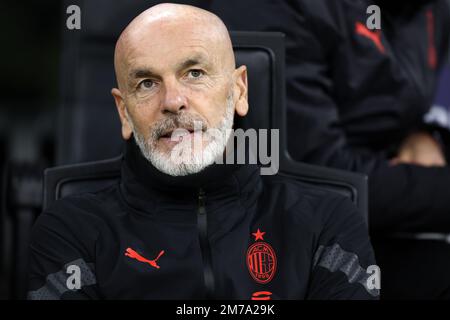 Mailand, Italien 08. Januar 2023. Stefano Pioli, Cheftrainer des AC Milan, schaut während des Spiels der Serie A vor dem AC Mailand und als Roma im Stadio Giuseppe Meazza am 8. Januar 2023 in Mailand, Italien zu. Kredit: Marco Canoniero/Alamy Live News Stockfoto