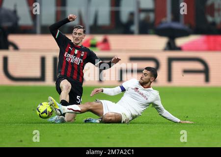 Mailand, Italien 08. Januar 2023. Lorenzo Pellegrini von AS Roma und Alexis Saelemaekers vom AC Mailand kämpfen um den Ball während des Spiels der Serie A vor dem AC Mailand und als Roma im Stadio Giuseppe Meazza am 8. Januar 2023 in Mailand, Italien. Kredit: Marco Canoniero/Alamy Live News Stockfoto