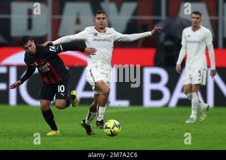 Mailand, Italien 08. Januar 2023. Paulo Dybala von AS Roma und Brahim Diaz von AC Mailand kämpfen um den Ball während des Spiels der Serie A vor AC Mailand und als Roma im Stadio Giuseppe Meazza am 8. Januar 2023 in Mailand, Italien . Kredit: Marco Canoniero/Alamy Live News Stockfoto