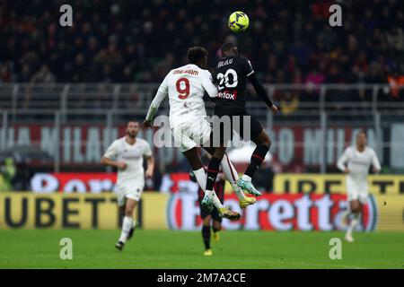 Mailand, Italien 08. Januar 2023. Tammy Abraham von AS Roma und Pierre Kalulu vom AC Mailand kämpfen um den Ball während des Spiels der Serie A vor AC Mailand und als Roma am 8. Januar 2023 im Stadio Giuseppe Meazza in Mailand um den Ball. Kredit: Marco Canoniero/Alamy Live News Stockfoto
