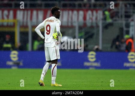 Mailand, Italien 08. Januar 2023. Tammy Abraham von AS Roma sieht beim Spiel der Serie A vor dem AC Mailand und als Roma am Stadio Giuseppe Meazza am 8. Januar 2023 in Mailand, Italien, deprimiert aus. Kredit: Marco Canoniero/Alamy Live News Stockfoto