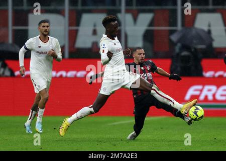 Mailand, Italien 08. Januar 2023. Ismael Bennacer von AC Mailand und Tammy Abraham von AS Roma kämpfen um den Ball während des Spiels der Serie A vor AC Mailand und als Roma im Stadio Giuseppe Meazza am 8. Januar 2023 in Mailand, Italien . Kredit: Marco Canoniero/Alamy Live News Stockfoto