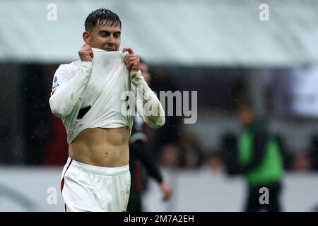 Mailand, Italien 08. Januar 2023. Paulo Dybala von AS Roma sieht während des Spiels der Serie A vor dem AC Mailand und als Roma am Stadio Giuseppe Meazza am 8. Januar 2023 in Mailand, Italien, deprimiert aus. Kredit: Marco Canoniero/Alamy Live News Stockfoto