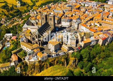 Panoramablick auf die Stadt Saint-Flour und die Kathedrale Saint-Flour in der Region Auvergne. Frankreich Stockfoto