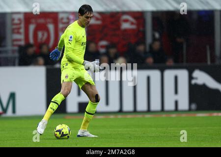 Mailand, Italien 08. Januar 2023. Ciprian Tatarusanu vom AC Mailand kontrolliert den Ball während des Spiels der Serie A vor dem AC Mailand und als Roma im Stadio Giuseppe Meazza am 8. Januar 2023 in Mailand, Italien . Kredit: Marco Canoniero/Alamy Live News Stockfoto