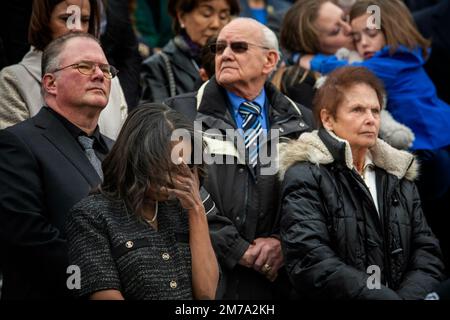 Dr. Serena Liebengood, Mitte rechts, Witwe der USA Capitol Police Officer Howard Liebengood, umarmt Rep. Maxine Waters, D-Calif, Left, und Gladys Sicknick, Right, Die Mutter des verstorbenen Capitol Police Officers Brian Sicknick nimmt an einer parteiübergreifenden Gedenkfeier zum zweiten Jahrestag des Angriffs vom 6. Januar 2021 auf das US Capitol in Washington, DC, am Freitag, den 6. Januar 2023 Teil. Guthaben: Rod Lamkey/CNP (EINSCHRÄNKUNG: KEINE New York oder New Jersey Zeitungen oder Zeitungen innerhalb eines Umkreises von 75 Meilen von New York City) Stockfoto