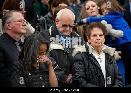 Dr. Serena Liebengood, Mitte rechts, Witwe der USA Capitol Police Officer Howard Liebengood, umarmt Rep. Maxine Waters, D-Calif, Left, und Gladys Sicknick, Right, Die Mutter des verstorbenen Capitol Police Officers Brian Sicknick nimmt an einer parteiübergreifenden Gedenkfeier zum zweiten Jahrestag des Angriffs vom 6. Januar 2021 auf das US Capitol in Washington, DC, am Freitag, den 6. Januar 2023 Teil. Guthaben: Rod Lamkey/CNP (EINSCHRÄNKUNG: KEINE New York oder New Jersey Zeitungen oder Zeitungen innerhalb eines Umkreises von 75 Meilen von New York City) Stockfoto