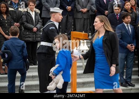 Dr. Serena Liebengood, Mitte rechts, Witwe der USA Capitol Police Officer Howard Liebengood, umarmt Rep. Maxine Waters, D-Calif, links, Und Gladys Sicknick, die Mutter des verstorbenen Capitol Police Officers Brian Sicknick, nimmt an einer parteiübergreifenden Gedenkveranstaltung des Kongresses zum zweiten Jahrestag des Angriffs vom 6. Januar 2021 auf das US Capitol in Washington Teil, Freitag, 6. Januar 2023. Guthaben: Rod Lamkey/CNP (EINSCHRÄNKUNG: KEINE New York oder New Jersey Zeitungen oder Zeitungen innerhalb eines Umkreises von 75 Meilen von New York City) Stockfoto