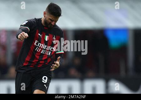 Mailand, Italien 08. Januar 2023. Olivier Giroud vom AC Milan sieht beim Spiel der Serie A vor dem AC Mailand und als Roma im Stadio Giuseppe Meazza am 8. Januar 2023 in Mailand, Italien, deprimiert aus. Kredit: Marco Canoniero/Alamy Live News Stockfoto