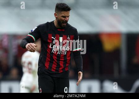 Mailand, Italien 08. Januar 2023. Olivier Giroud vom AC Milan sieht beim Spiel der Serie A vor dem AC Mailand und als Roma im Stadio Giuseppe Meazza am 8. Januar 2023 in Mailand, Italien, deprimiert aus. Kredit: Marco Canoniero/Alamy Live News Stockfoto