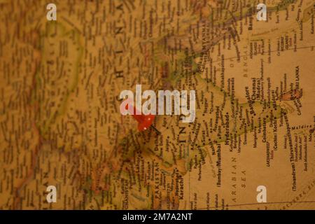 Klassische Karte von Indien mit einer Nadel auf einem Delhi Stockfoto