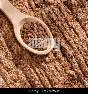 Ganze und zerkleinerte Leinsamen - Linum usitatissimum Stockfoto