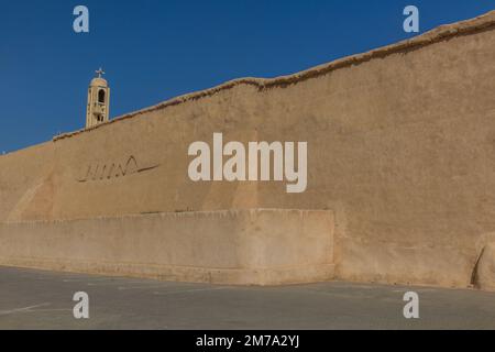 Mauer des Klosters St. Pishoy (Bishoi) in Wadi El Natrun, Ägypten Stockfoto