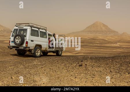 4WD Fahrzeug in einer Wüste in der Nähe der Bahariya Oase, Ägypten Stockfoto