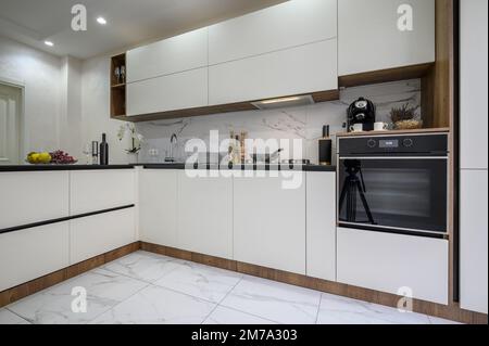 Große weiße und schwarze luxuriöse Kücheneinrichtung Stockfoto
