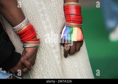 Neu-Delhi, Indien. 08. Januar 2023. Während der Queer Pride Parade von Delhi von Barakhamba Raod bis Jantar Mantar in Neu-Delhi halten ein Paar Händchen. (Foto: Ayush Chopra/SOPA Images/Sipa USA) Guthaben: SIPA USA/Alamy Live News Stockfoto