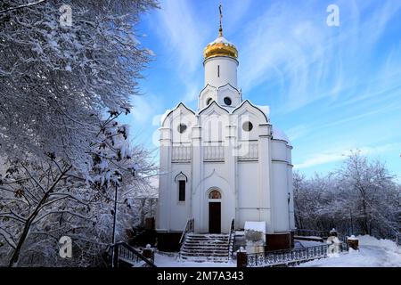 Winterweihnachten, Neujahrslandschaft der christlich-orthodoxen Kirche, mit Schnee bedeckt, in der Stadt Dnipro, Ukraine Stockfoto