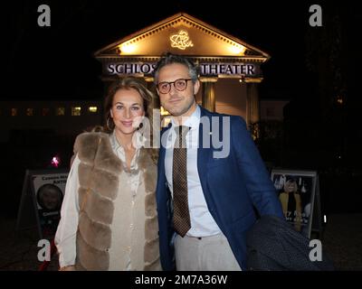 Caroline Beil mit Ehemann Philipp Sattler bei der Premiere des Dramas 'eine langen Tag Reise in die Nacht' von Eugene O'Neill im Schlosspark Theat Stockfoto