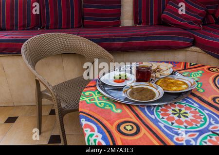 Frühstück in Ägypten - Fuul, Brot, Salat, Omelette und Tee Stockfoto