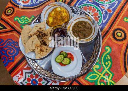 Frühstück in Ägypten - Fuul, Brot, Salat, Omelette und Tee Stockfoto