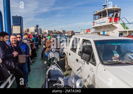 PORT SAID, ÄGYPTEN - 3. FEBRUAR 2019: Deck von Port Said - Port Fuad Fähre über den Suezkanal, Ägypten Stockfoto