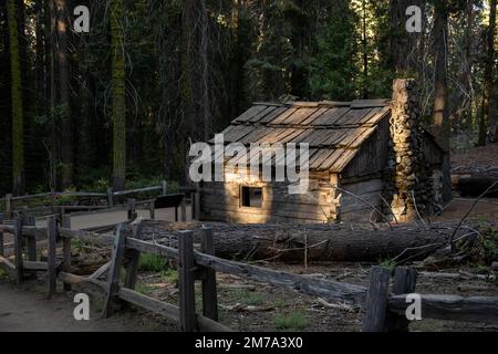 Rustikale Hütte im General Grant Grove im Kings Canyon Nationalpark Stockfoto