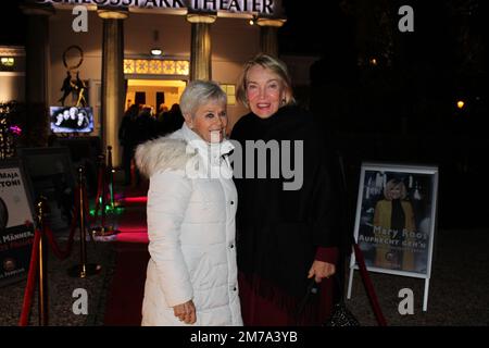 Lisa Riecken mit Schwester Connie bei der Premiere des Dramas 'eine es langen Tag Reise in die Nacht' von Eugene O'Neill im Schlosspark Theater. Berl Stockfoto