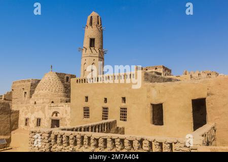 Nasr el DIN Moschee im Dorf Al Qasr in der Oase Dakhla, Ägypten Stockfoto