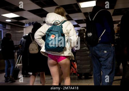 London, Großbritannien. 08. Januar 2023. Ein Teilnehmer der „U-Bahn ohne Hosen“ wird bei einem Spaziergang in der Londoner U-Bahn-Station gesehen. „No Housers Tube Ride“ kehrte nach London zurück, seit es 2020 aufgrund der COVID-Pandemie stattfand. Die Veranstaltung feiert in diesem Jahr ihr 10.-jähriges Jubiläum in London. Kredit: SOPA Images Limited/Alamy Live News Stockfoto