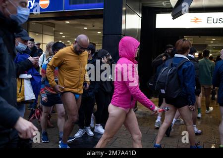 London, Großbritannien. 08. Januar 2023. Teilnehmer der „U-Bahn ohne Hosen“ werden an der Londoner U-Bahn-Station gesehen. „No Housers Tube Ride“ kehrte nach London zurück, seit es 2020 aufgrund der COVID-Pandemie stattfand. Die Veranstaltung feiert in diesem Jahr ihr 10.-jähriges Jubiläum in London. Kredit: SOPA Images Limited/Alamy Live News Stockfoto