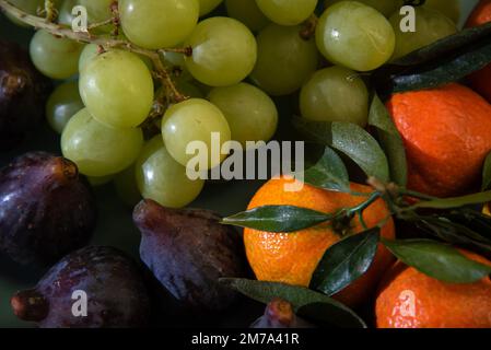 Verschiedene farbenfrohe Bio-Früchte vom lokalen Bauernmarkt auf dem Teller. Nahaufnahme. Stillleben. Hintergrund: Obst der Saison. Stockfoto