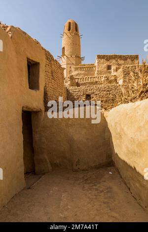 Minarett der Nasr el DIN Moschee im Dorf Al Qasr in der Oase Dakhla, Ägypten Stockfoto