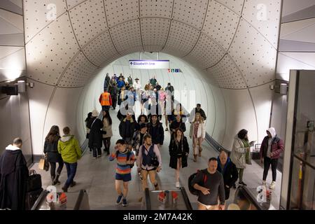 London, Großbritannien. 08. Januar 2023. Teilnehmer der „U-Bahn ohne Hosen“ sehen, wie sie in der Londoner U-Bahn-Station spazieren gehen. „No Housers Tube Ride“ kehrte nach London zurück, seit es 2020 aufgrund der COVID-Pandemie stattfand. Die Veranstaltung feiert in diesem Jahr ihr 10.-jähriges Jubiläum in London. Kredit: SOPA Images Limited/Alamy Live News Stockfoto