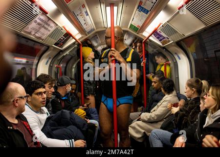 London, Großbritannien. 08. Januar 2023. Ein Teilnehmer der „U-Bahn ohne Hosen“ wird ohne Hosen in der Londoner U-Bahn-Kutsche gesehen. „No Housers Tube Ride“ kehrte nach London zurück, seit es 2020 aufgrund der COVID-Pandemie stattfand. Die Veranstaltung feiert in diesem Jahr ihr 10.-jähriges Jubiläum in London. Kredit: SOPA Images Limited/Alamy Live News Stockfoto