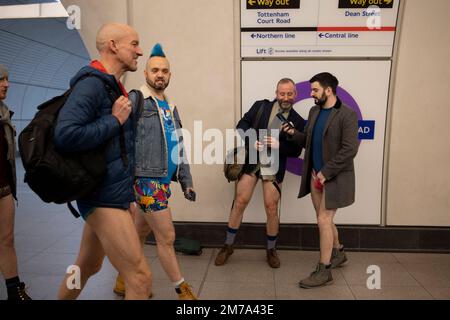 London, Großbritannien. 08. Januar 2023. Teilnehmer der „U-Bahn ohne Hosen“ sehen, wie sie in der Londoner U-Bahn-Station spazieren gehen. „No Housers Tube Ride“ kehrte nach London zurück, seit es 2020 aufgrund der COVID-Pandemie stattfand. Die Veranstaltung feiert in diesem Jahr ihr 10.-jähriges Jubiläum in London. Kredit: SOPA Images Limited/Alamy Live News Stockfoto