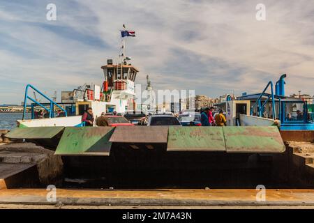 PORT SAID, ÄGYPTEN - 3. FEBRUAR 2019: Deck von Port Said - Port Fuad Fähre über den Suezkanal, Ägypten Stockfoto