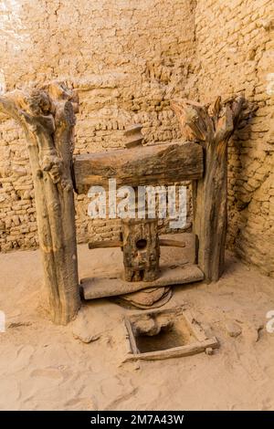 Alte Olivenölpresse im Dorf Al Qasr in der Oase Dakhla, Ägypten Stockfoto