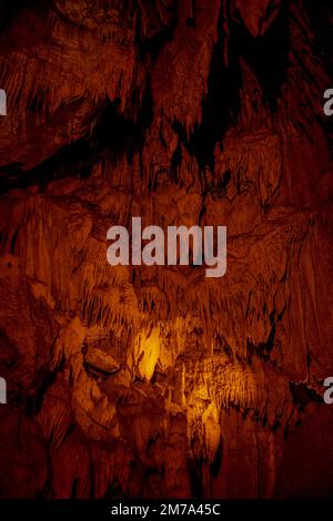 Stalagtiten hängen an der Mammoth Cave Decke Stockfoto