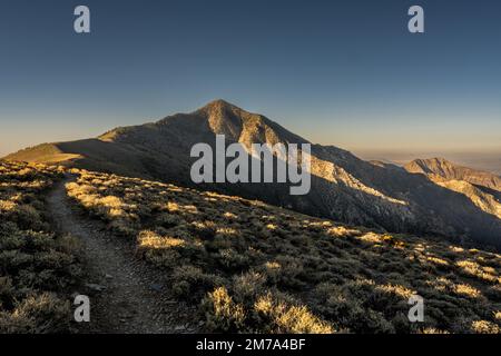 Das Sonnenlicht bricht über Ridge auf dem Telescope Peak im Death Valley aus Stockfoto