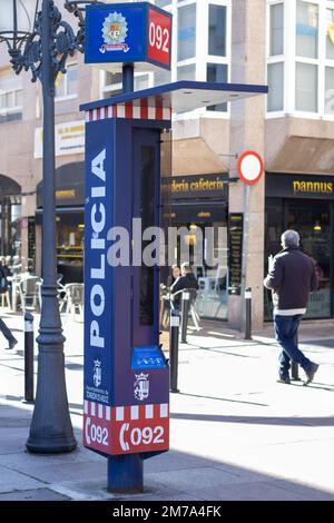 TORREJON DE ARDOZ, MADRID, SPANIEN - 20. JANUAR 2022: Virtueller Polizeiposten, Warnsystem zur Kommunikation der Bürger mit der örtlichen Polizei in der Stadt to Stockfoto